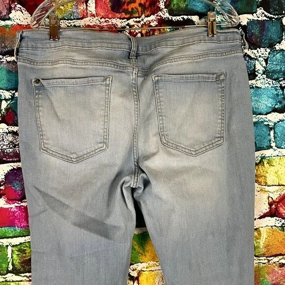 Old Navy Boyfriend Straight Leg Light Wash Distressed Denim Jeans Size 14 - Picture 7 of 8